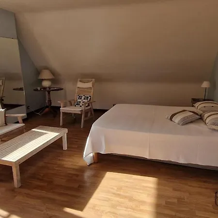 La Des Ajoncs, Acces Prive A La Villa